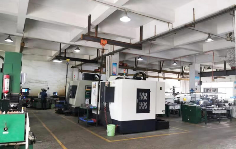 自有模具車(chē)間，擁有模具制作需要的各種機床、火花機、線(xiàn)切割機等設備，按客戶(hù)不同需要開(kāi)發(fā)新模。