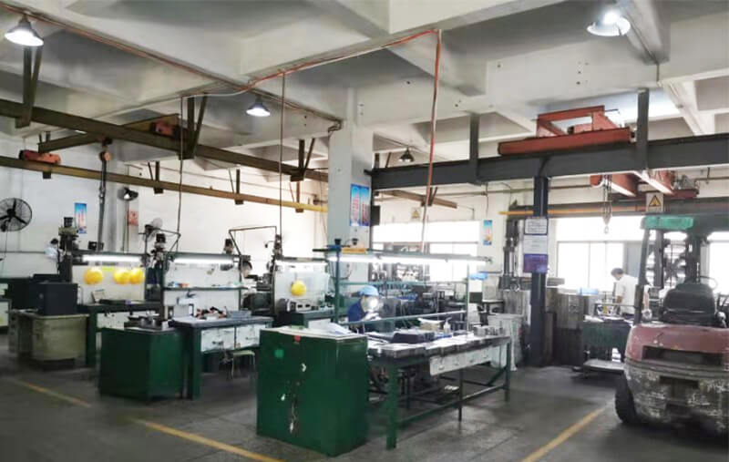 模房：線(xiàn)切割機，火花機，銑床，大磨床，精雕機共30臺。