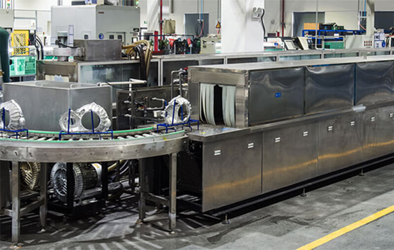 表面處理：噴砂，噴油，噴漆，噴粉，拋丸，流水線(xiàn)烘干線(xiàn)，超聲波清洗，磨光等共37臺。